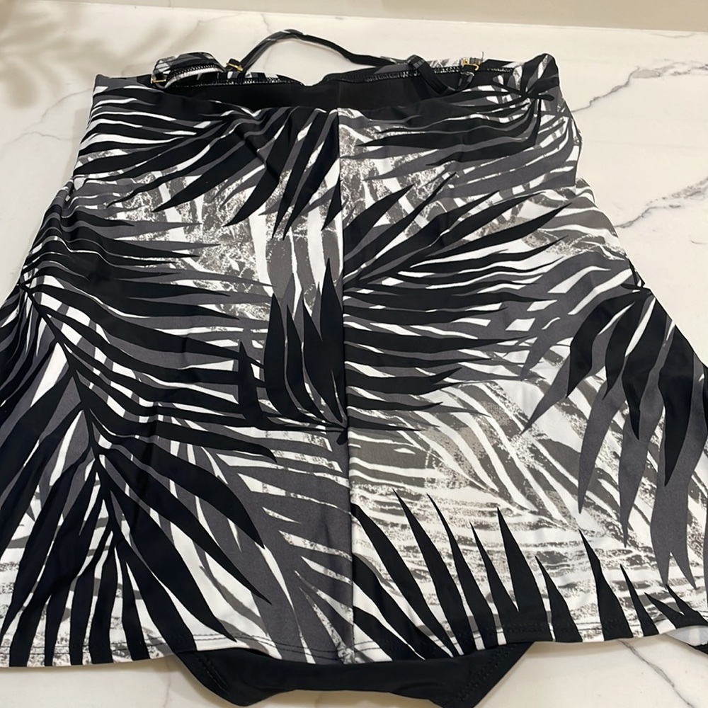 🎉Host Pick🎉 Shore shapes one piece swimsuit 🩱 - Picture 4 of 7